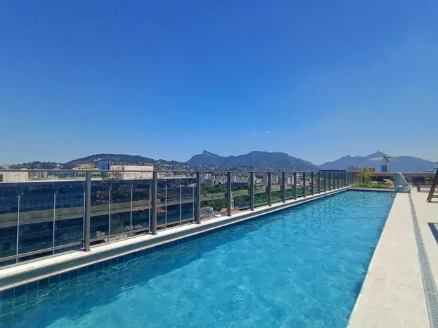 Foto real da piscina no rooftop do Vargas 1140, com a paisagem do Rio ao fundo