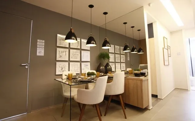Sala de jantar do apartamento decorado do Parque Piedade, com mesa posta e espelhos